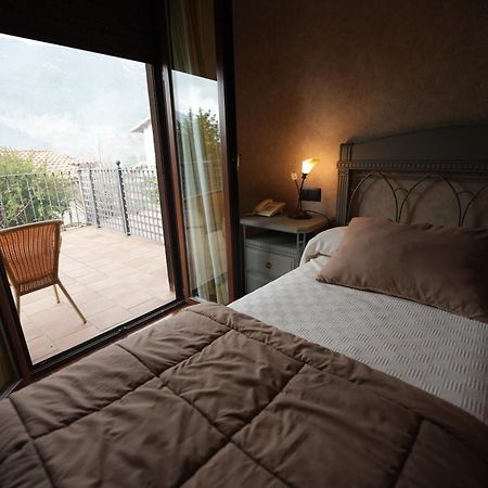 Hotel Rural Y Restaurante, Rinconcito De Gredos Cuevas Del Valle Eksteriør bilde