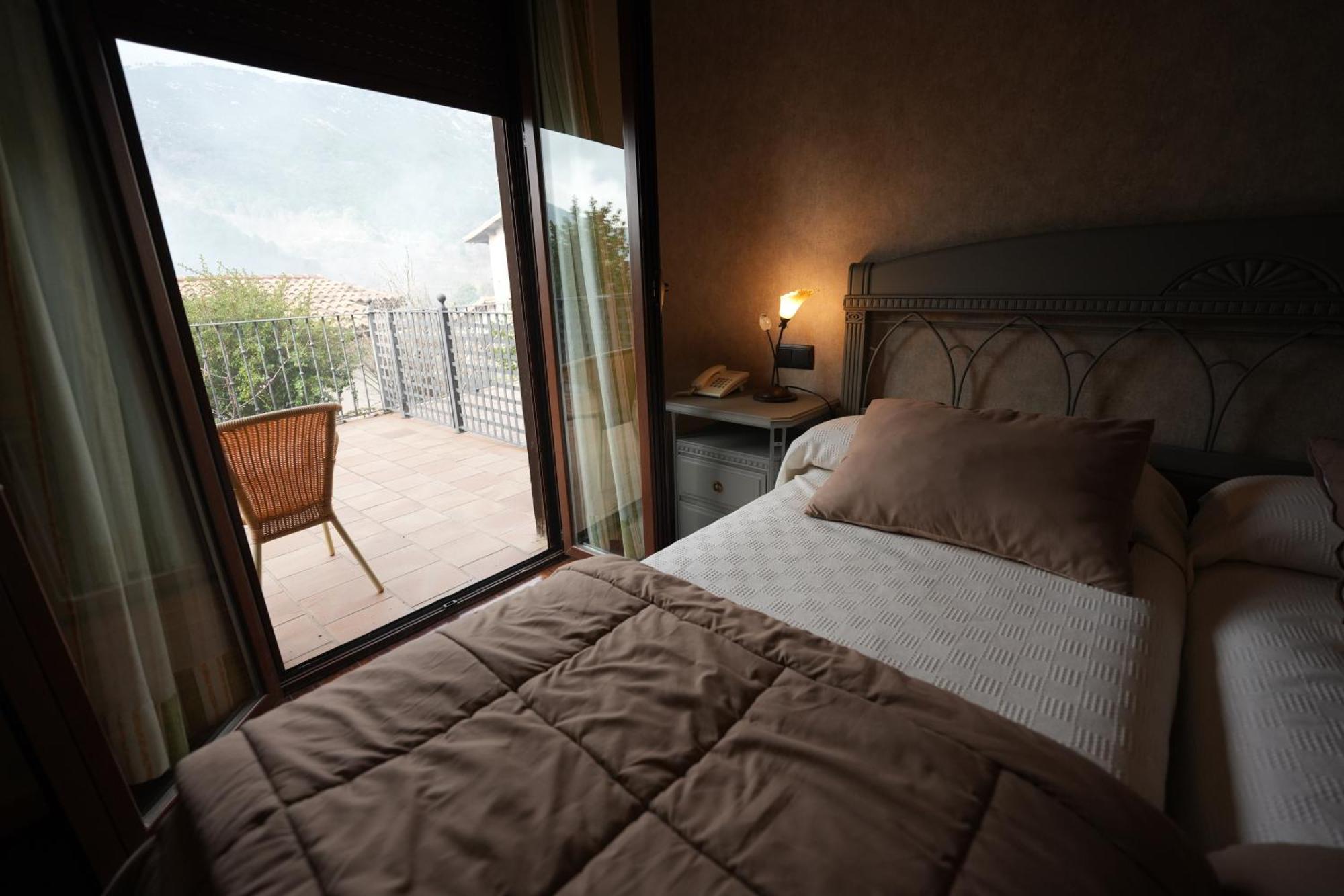 Hotel Rural Y Restaurante, Rinconcito De Gredos Cuevas Del Valle Eksteriør bilde