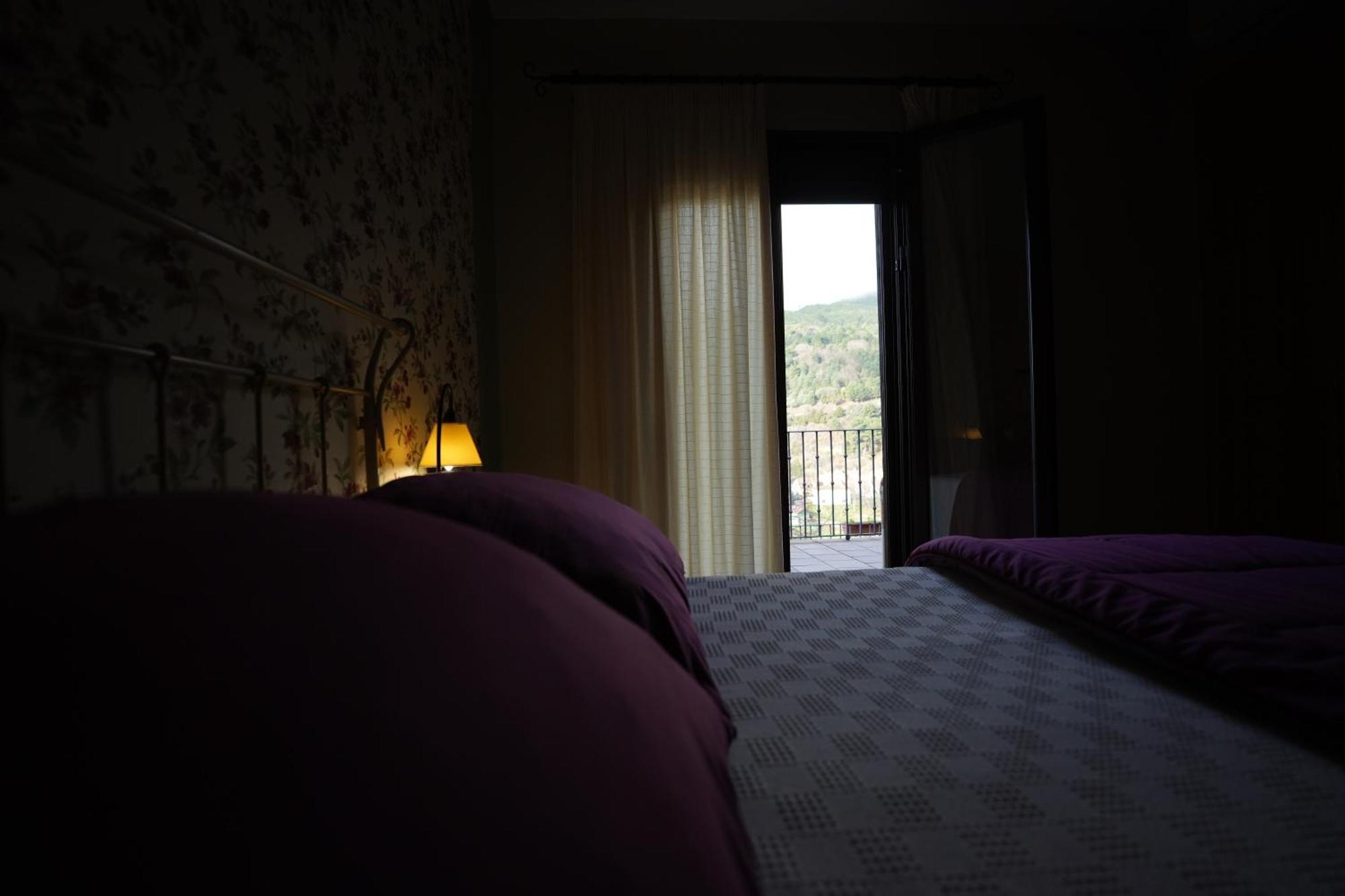 Hotel Rural Y Restaurante, Rinconcito De Gredos Cuevas Del Valle Eksteriør bilde