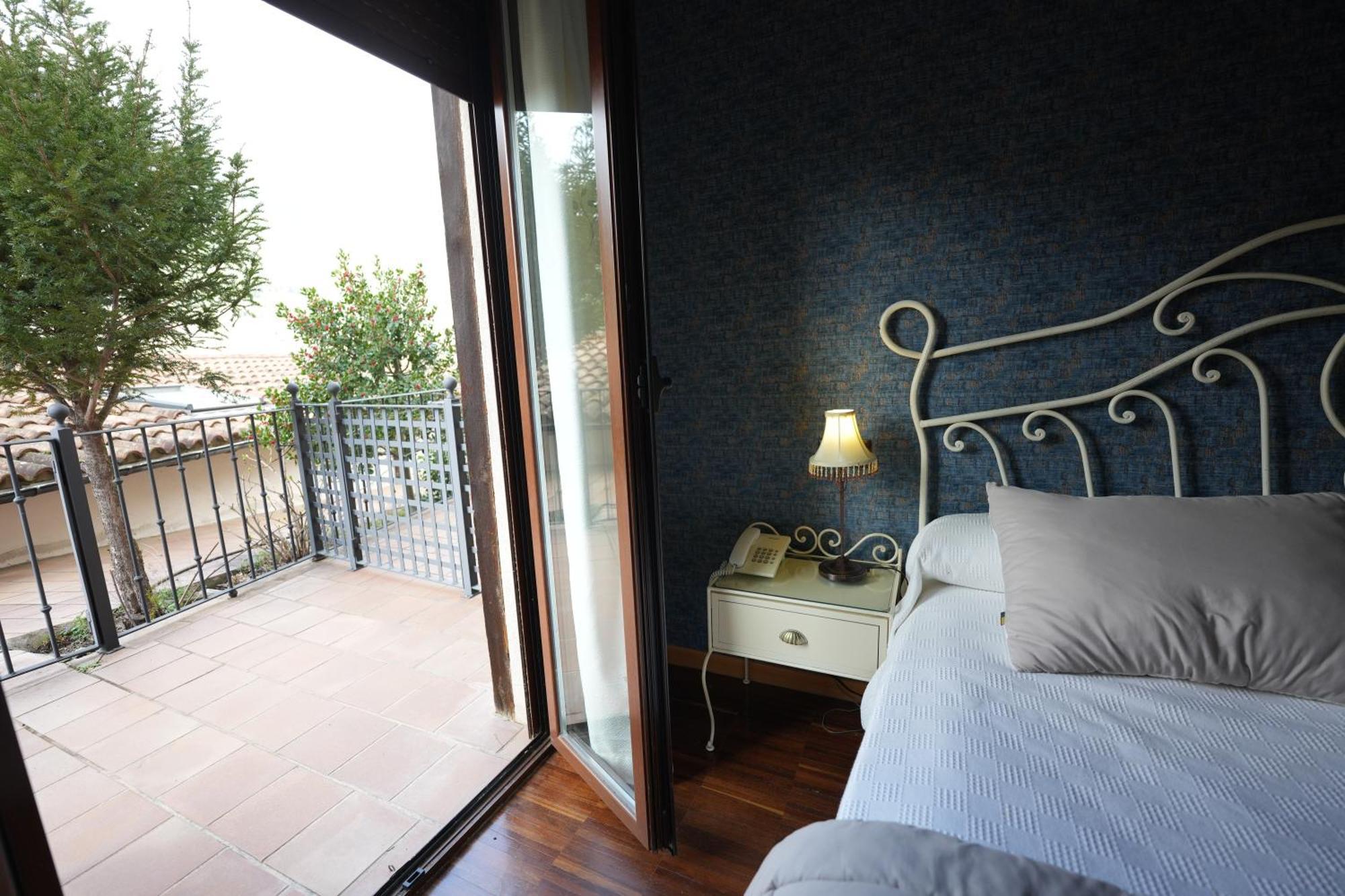 Hotel Rural Y Restaurante, Rinconcito De Gredos Cuevas Del Valle Eksteriør bilde