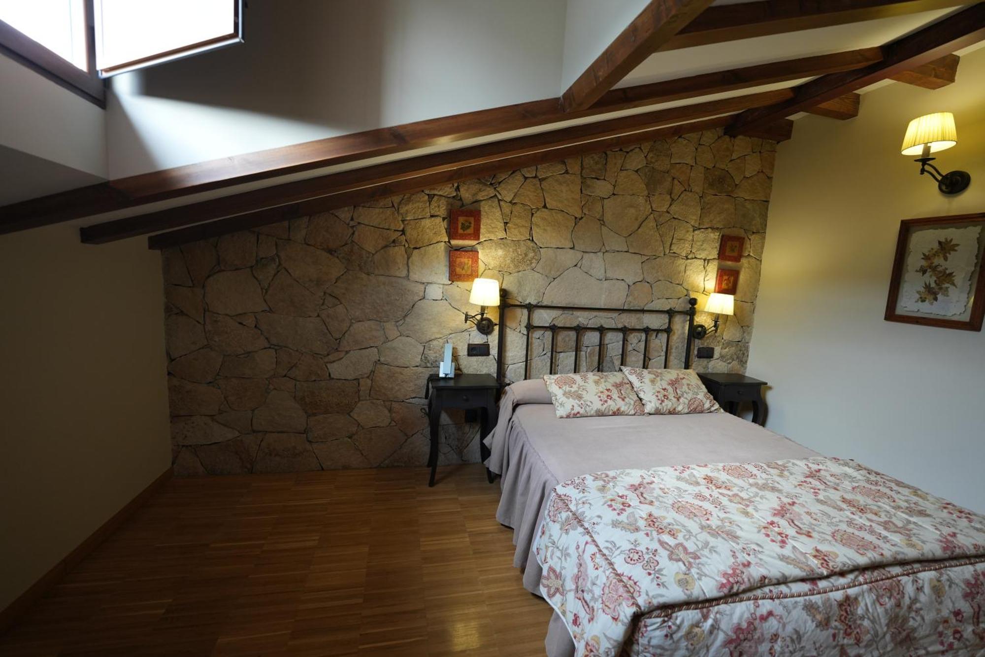 Hotel Rural Y Restaurante, Rinconcito De Gredos Cuevas Del Valle Eksteriør bilde