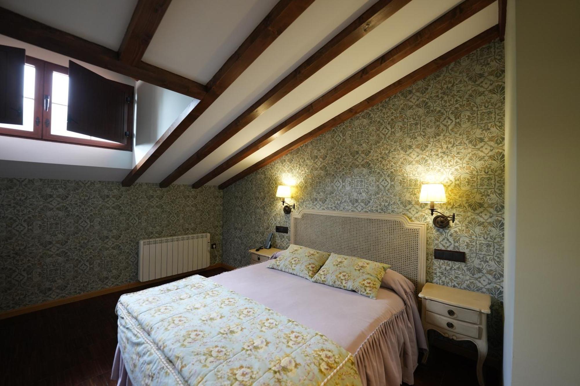 Hotel Rural Y Restaurante, Rinconcito De Gredos Cuevas Del Valle Eksteriør bilde