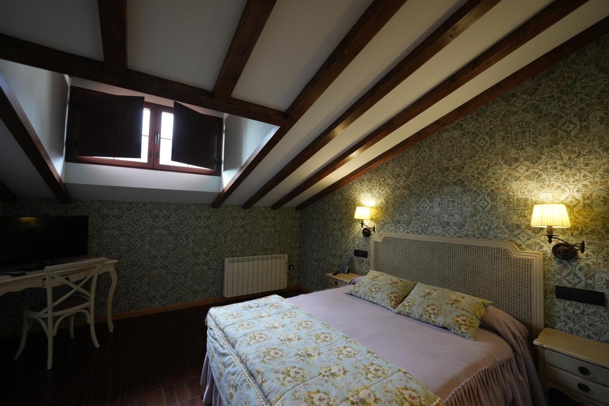 Hotel Rural Y Restaurante, Rinconcito De Gredos Cuevas Del Valle Eksteriør bilde