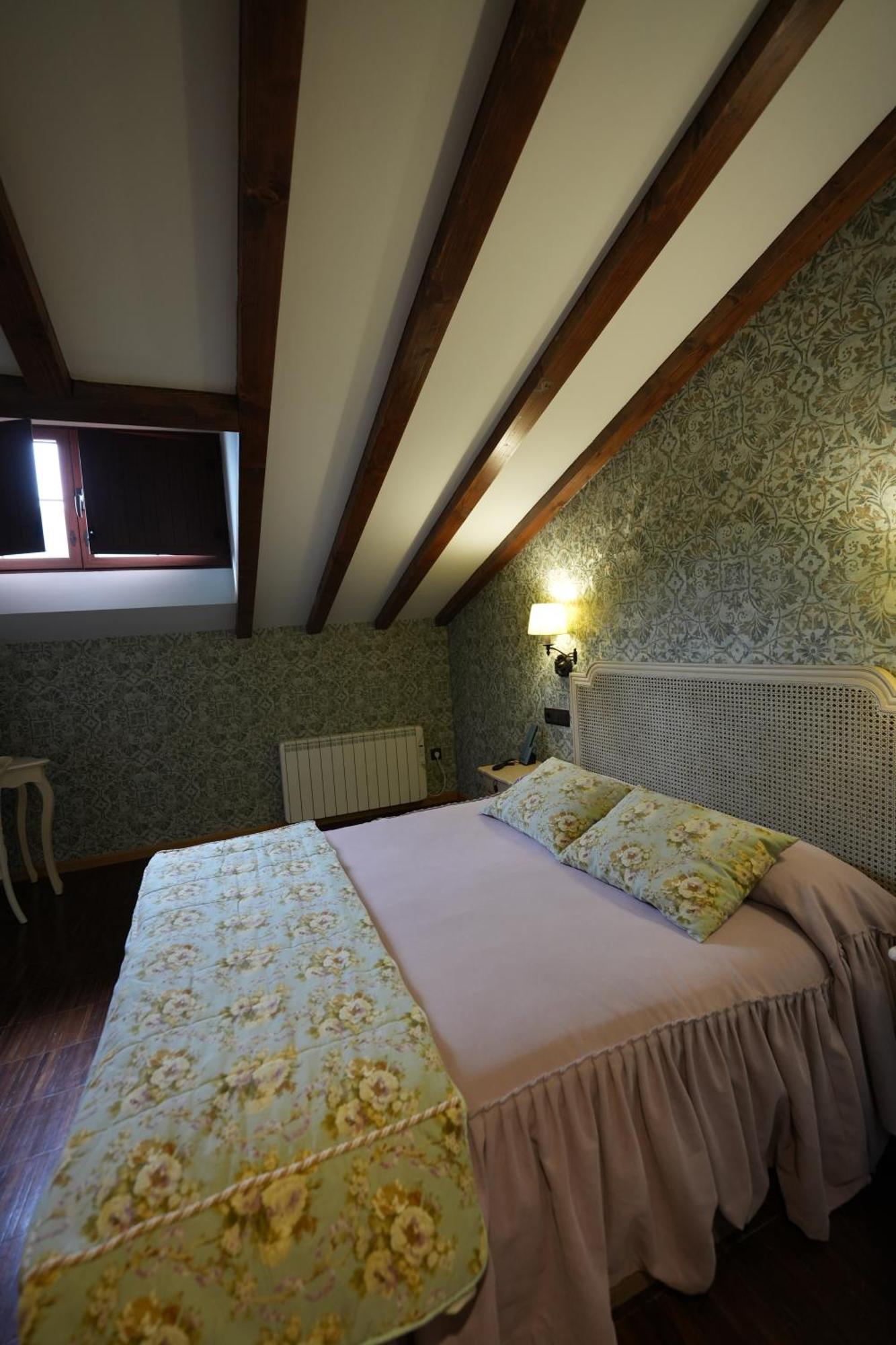 Hotel Rural Y Restaurante, Rinconcito De Gredos Cuevas Del Valle Eksteriør bilde