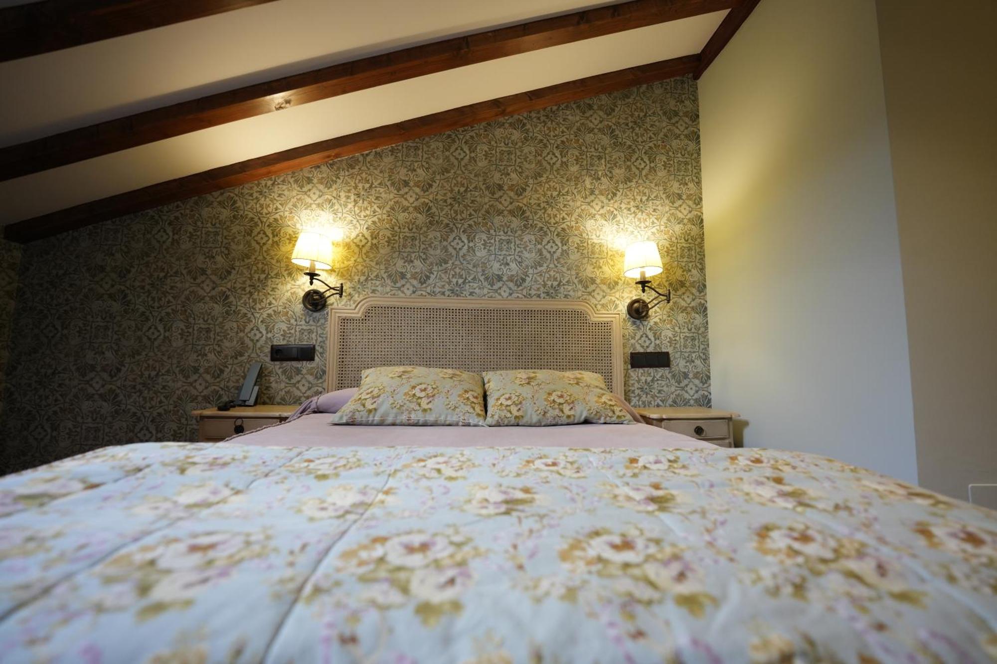 Hotel Rural Y Restaurante, Rinconcito De Gredos Cuevas Del Valle Eksteriør bilde