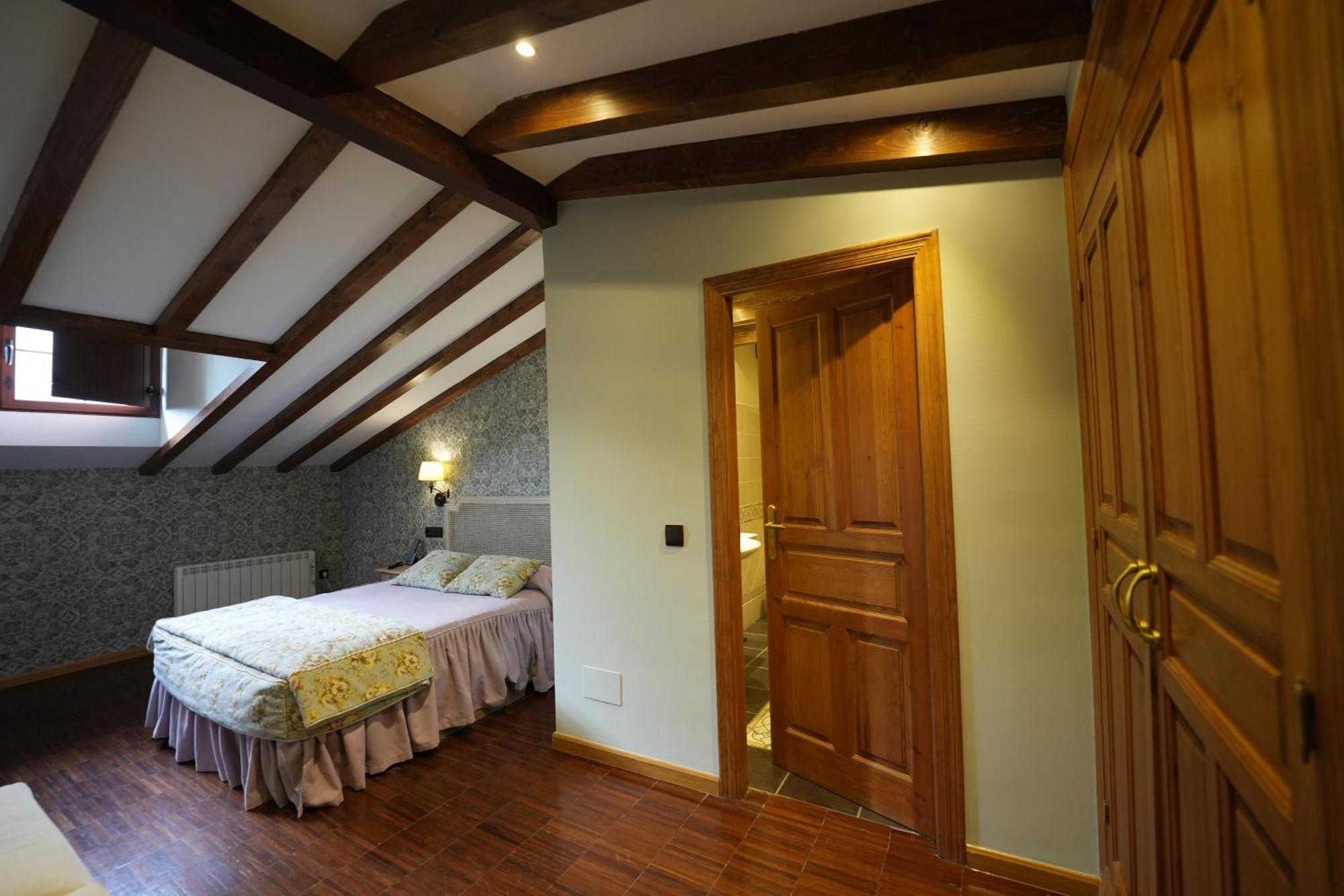 Hotel Rural Y Restaurante, Rinconcito De Gredos Cuevas Del Valle Eksteriør bilde