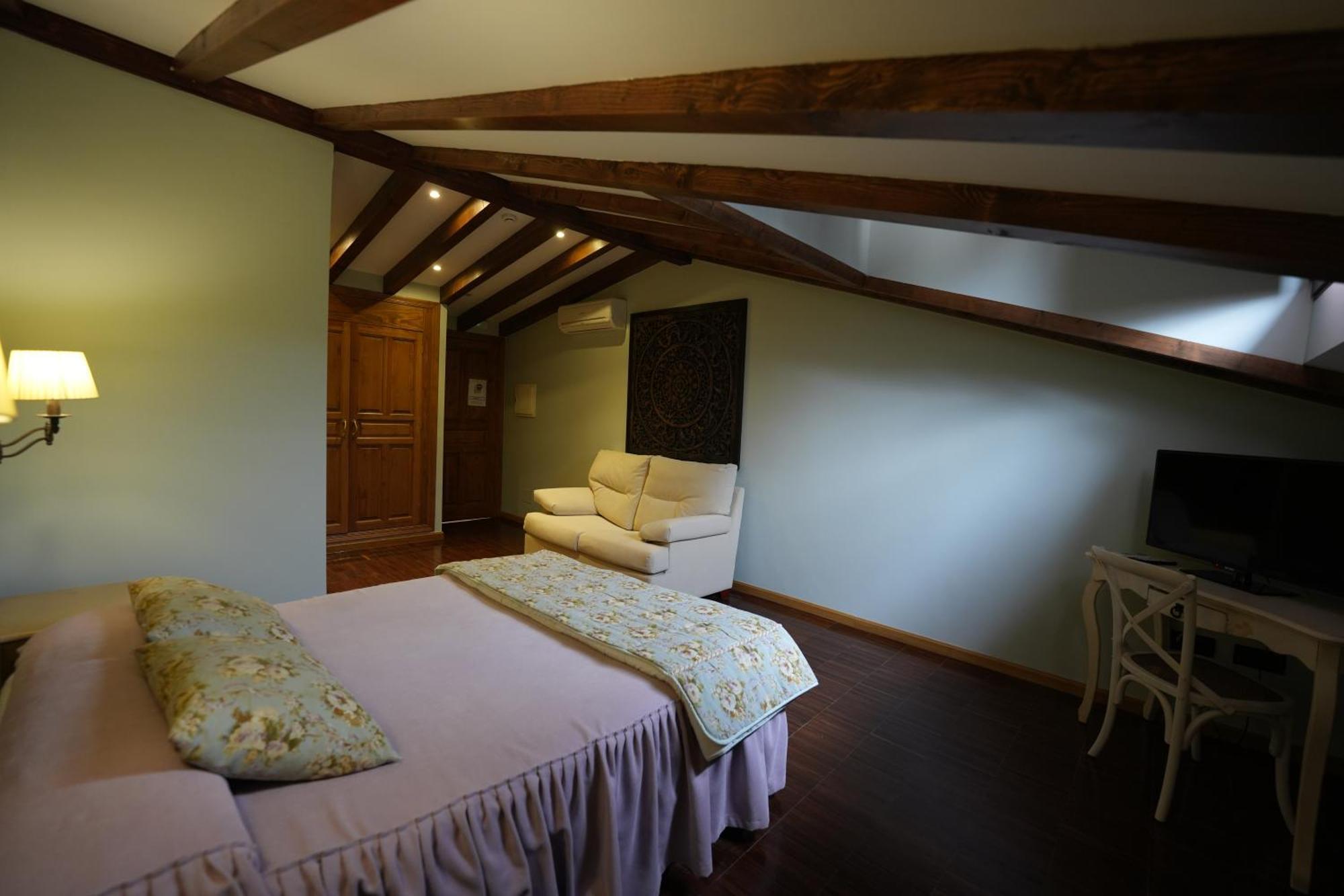 Hotel Rural Y Restaurante, Rinconcito De Gredos Cuevas Del Valle Eksteriør bilde