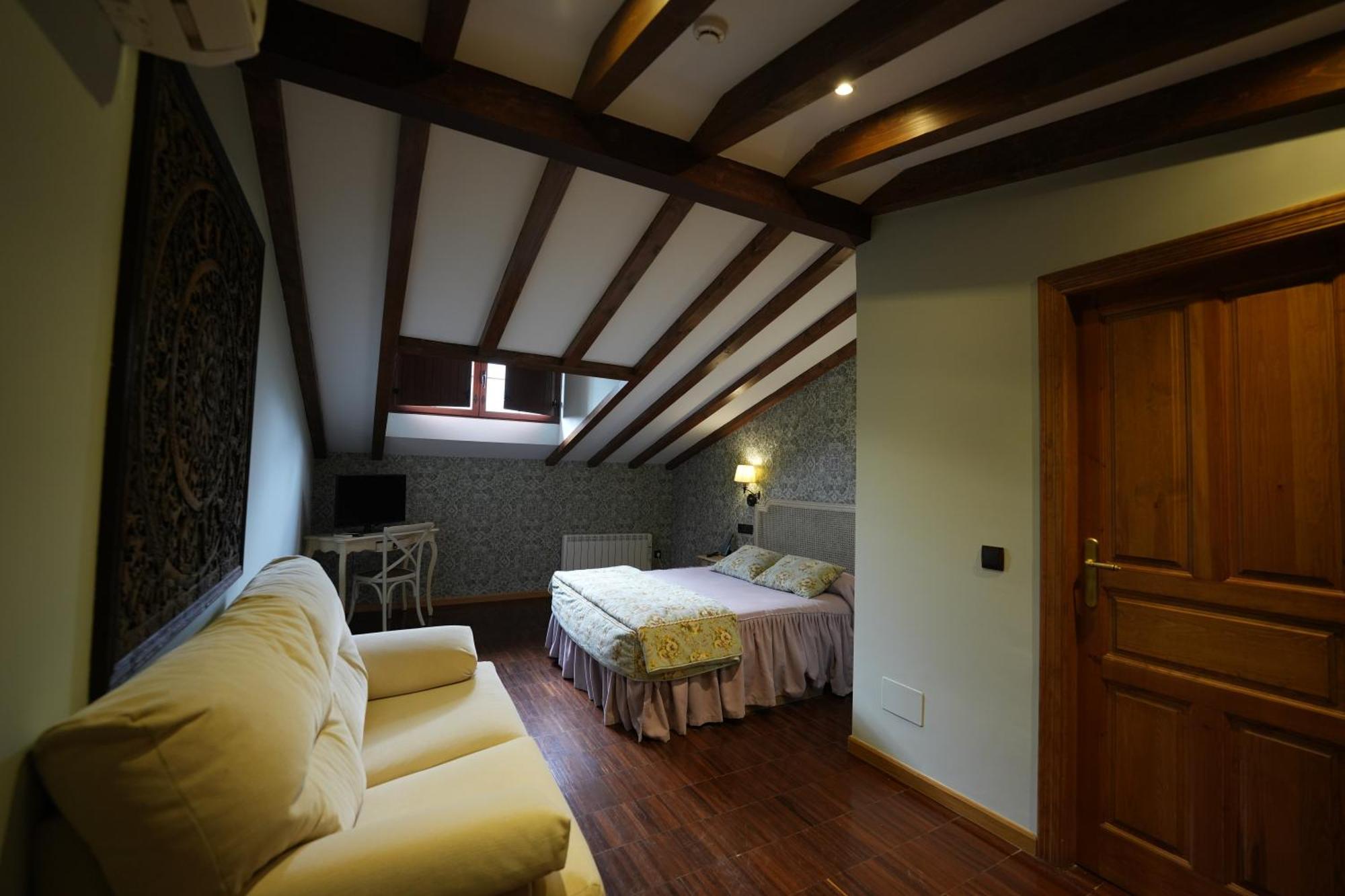 Hotel Rural Y Restaurante, Rinconcito De Gredos Cuevas Del Valle Eksteriør bilde