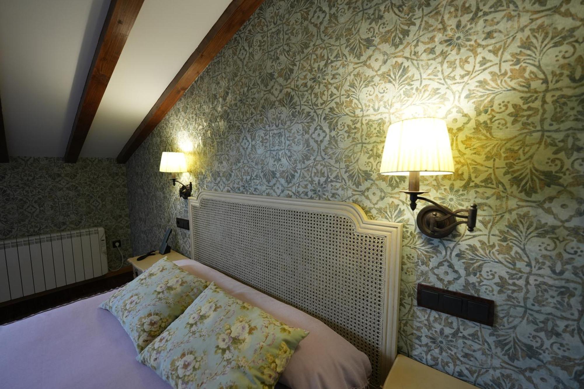 Hotel Rural Y Restaurante, Rinconcito De Gredos Cuevas Del Valle Eksteriør bilde